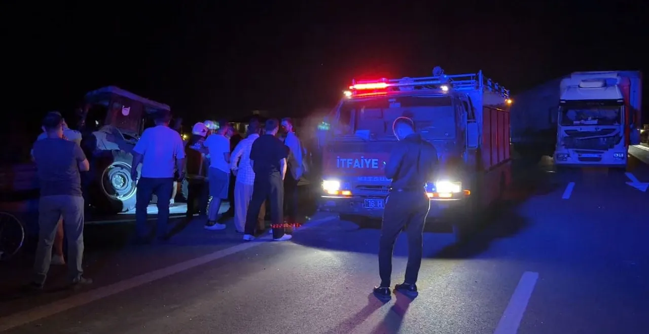 İZNİK’TE TIR, TRAKTÖRE ARKADAN ÇARPTI: 1 KİŞİ HAYATINI KAYBETTİ