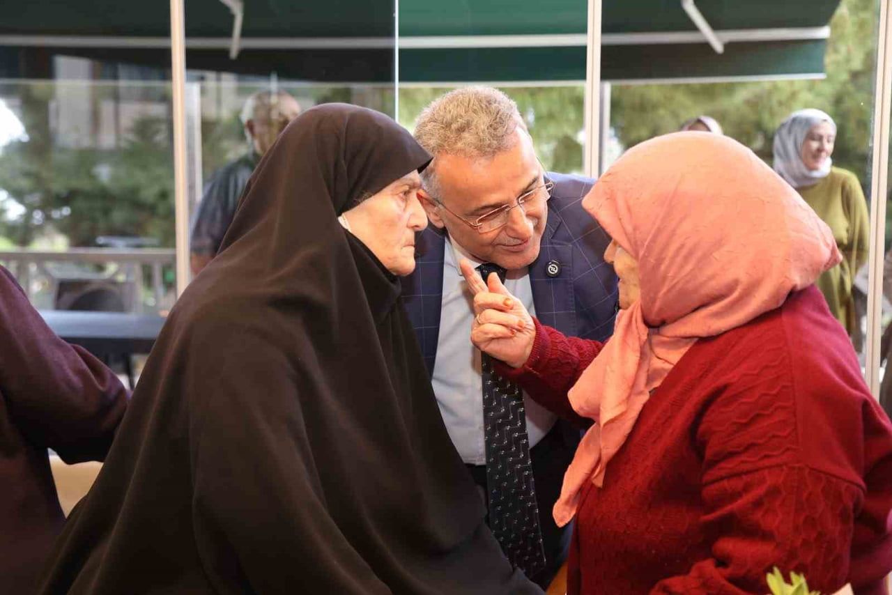 İLKADIM BELEDİYE BAŞKANI İHSAN KURNAZ (ORTADA) VE YAŞLI BİREYLER