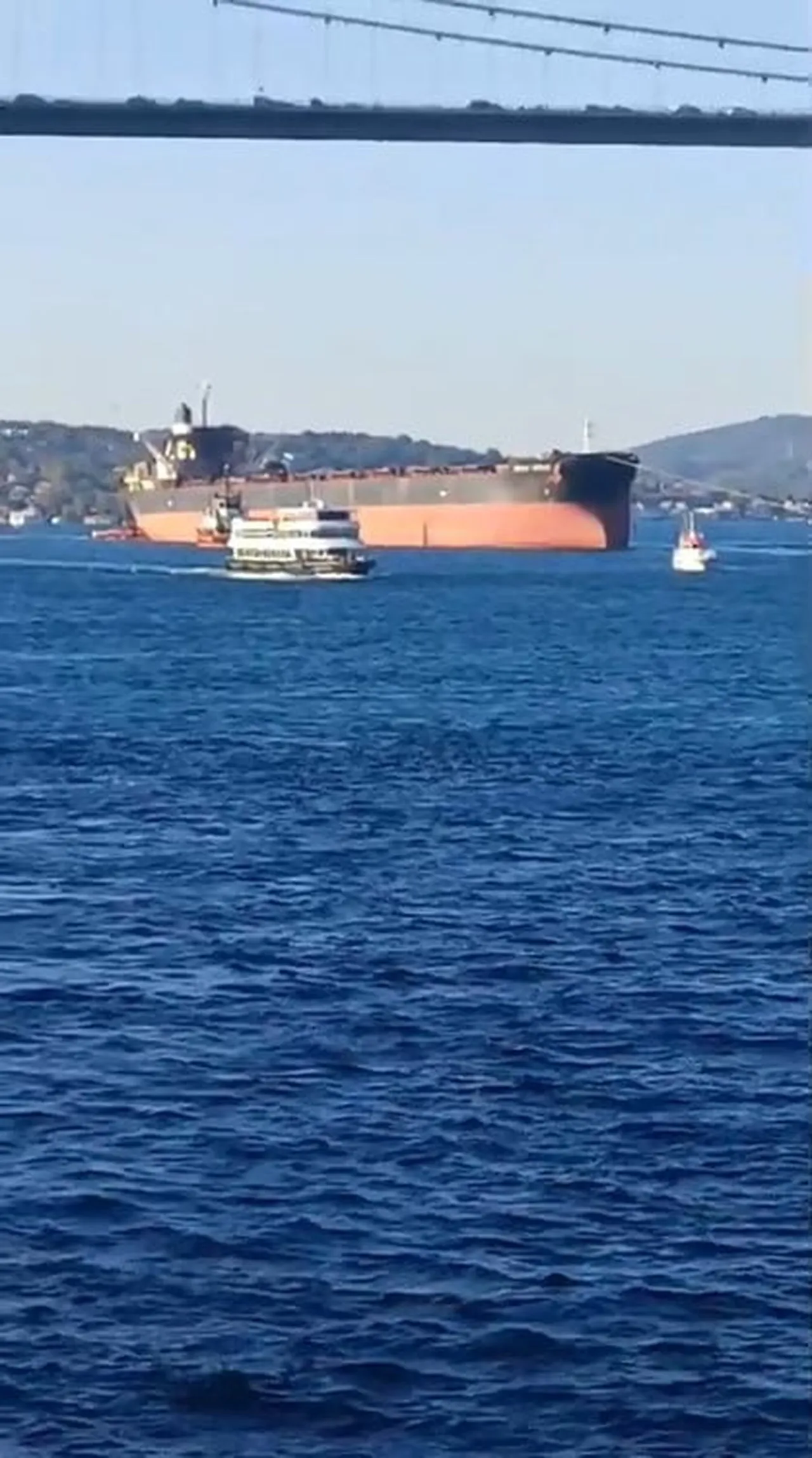 KERÇ BOĞAZI'NDA İHA SALDIRISINA UĞRAYAN GEMİ İSTANBUL BOĞAZI'NDAN GEÇTİ