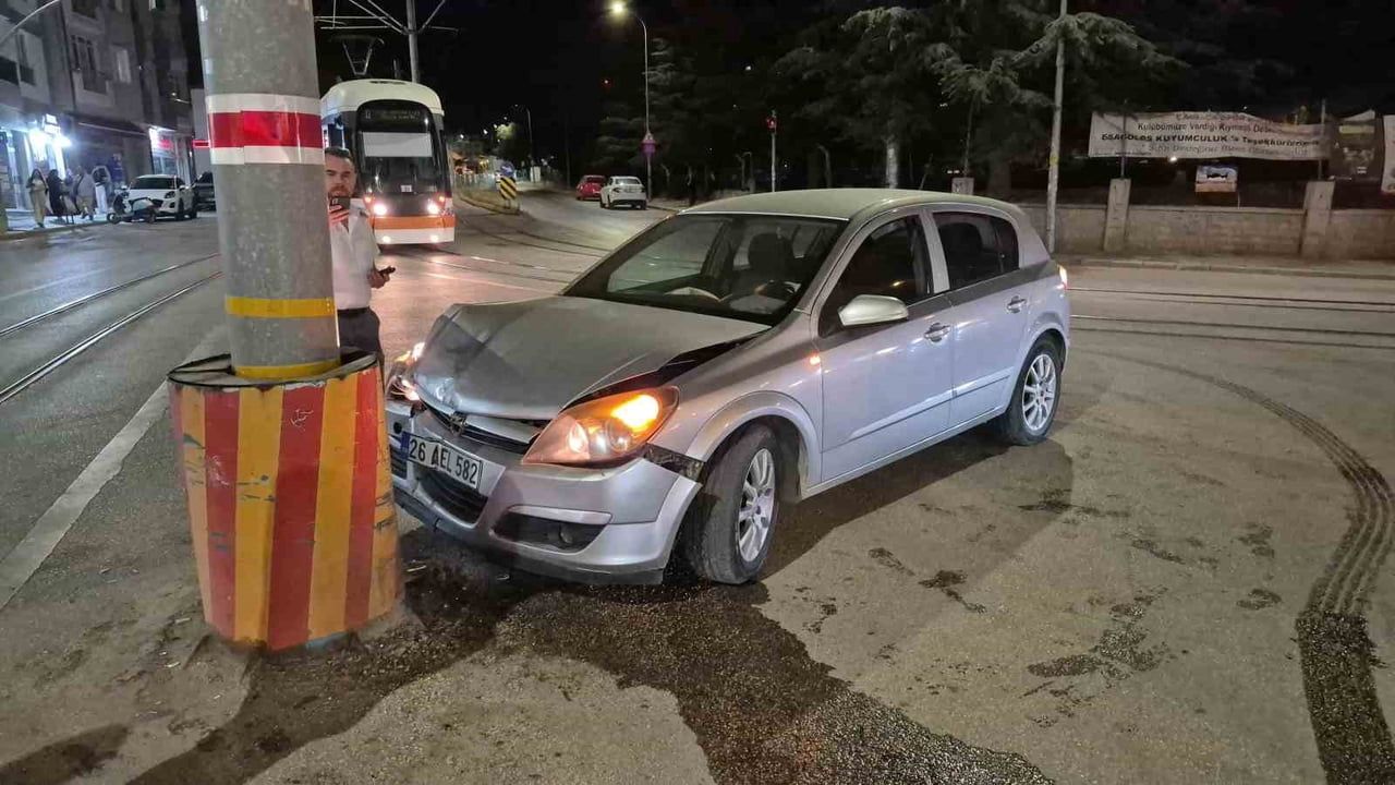 ESKİŞEHİR'DE SÜRÜCÜSÜNÜN KONTROLÜNDEN ÇIKAN OTOMOBİLİN TRAMVAY HATTININ DİREĞİNE ÇARPMASI SONUCU...