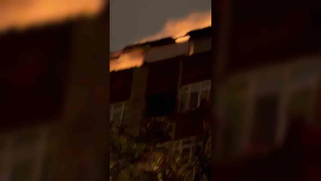 KAĞITHANE’DE 5 KATLI BİNANIN ÇATISI ALEV ALEV YANDI