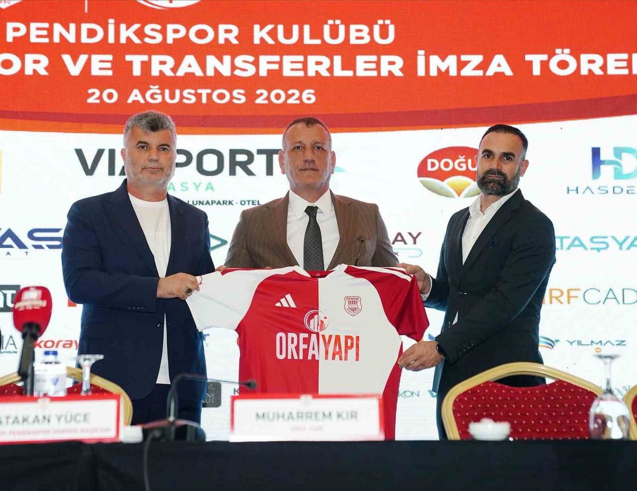 PROGRAMDA KULÜBE DESTEK VEREN SPONSORLARA DA FORMA TAKDİM EDİLDİ.