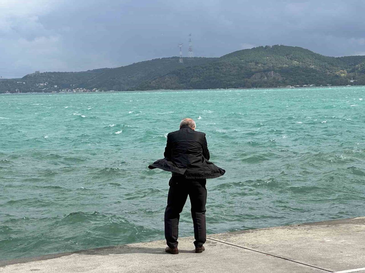 İSTANBUL’DA METEOROLOJİ GENEL MÜDÜRLÜĞÜ TARAFINDAN YAPILAN KUVVETLİ RÜZGAR VE FIRTINA UYARISININ...