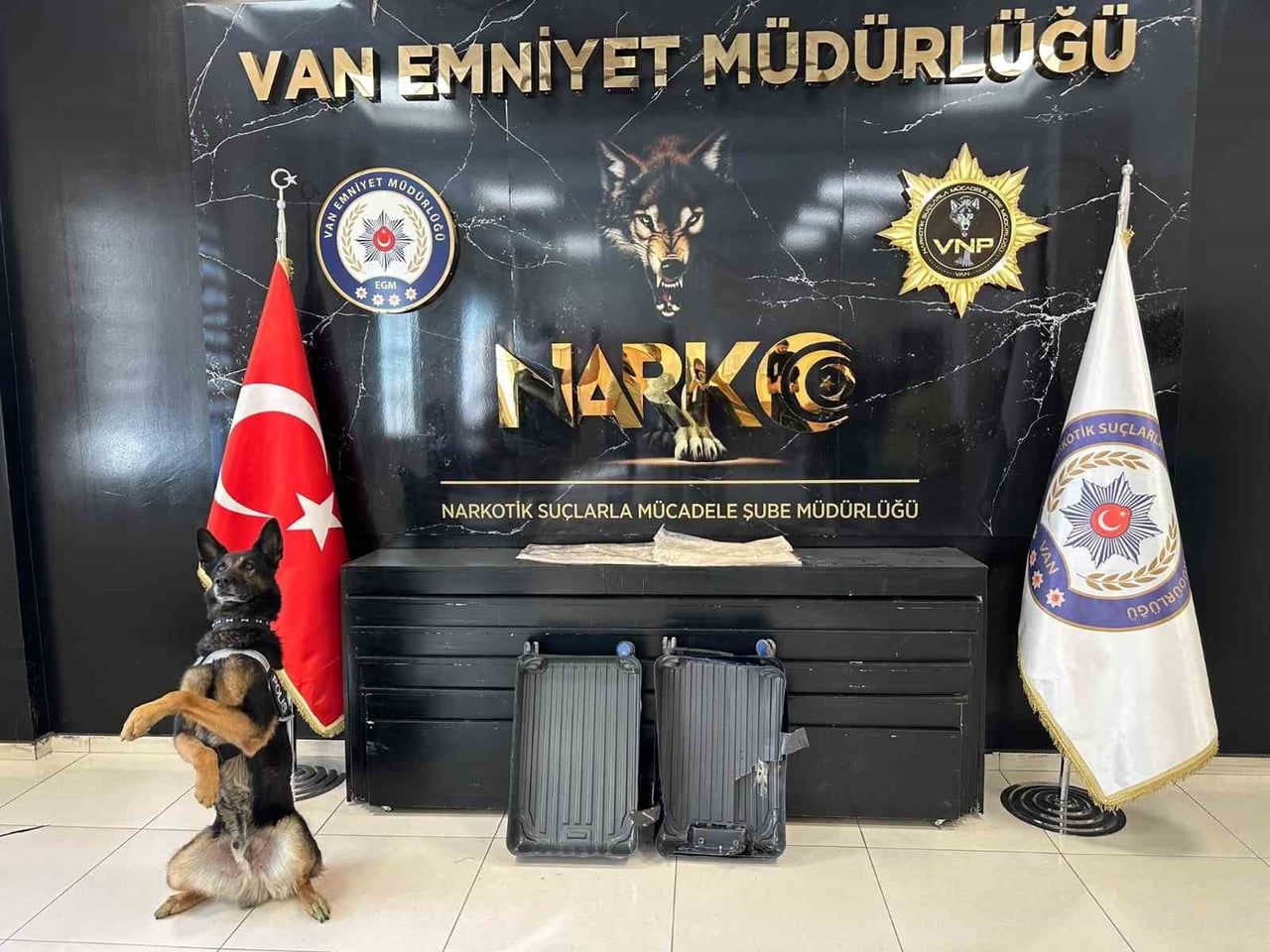 VAN’DA POLİS EKİPLERİNCE YÜRÜTÜLEN ÇALIŞMA KAPSAMINDA FERİT MELEN HAVALİMANINDA BİR ŞAHSIN...