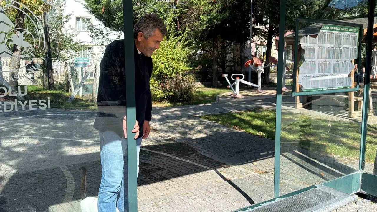 BOLU’DA KİMLİĞİ BELİRSİZ KİŞİ YA DA KİŞİLER, OTOBÜS DURAĞININ CAMINI KIRDI. SABAH SAATLERİNDE FARK...