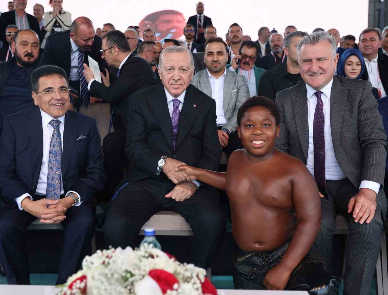 CUMHURBAŞKANI RECEP TAYYİP ERDOĞAN'IN YAKINDAN İLGİLENEREK SOHBET EDEN TANZANYALI MİNİK GÜREŞÇİ...