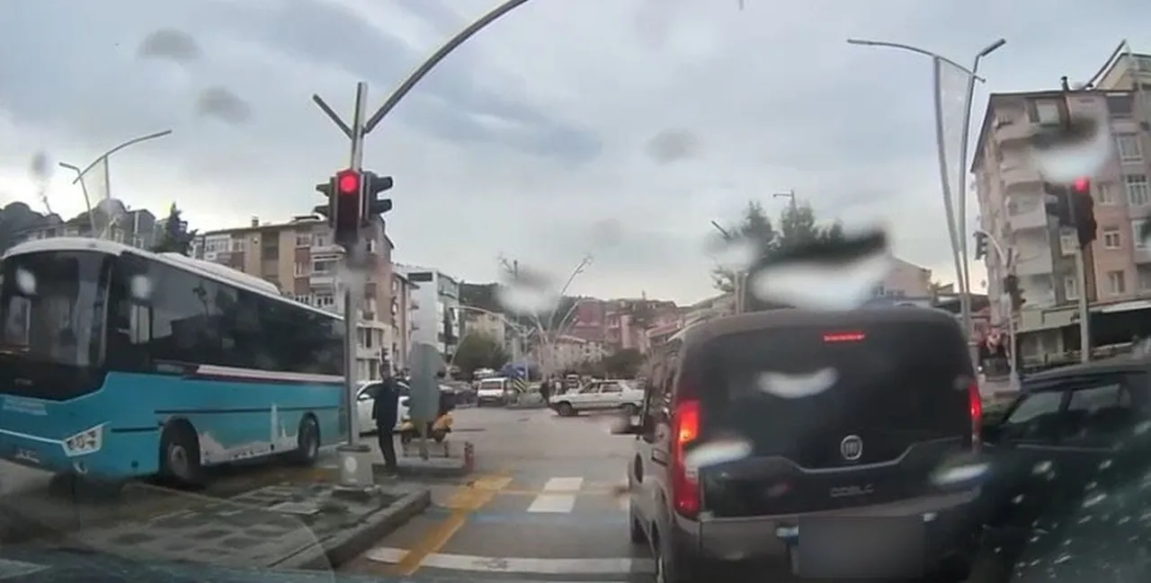 TOKAT KENT MERKEZİNDE TRAFİKTE İLERLEMEKTE GÜÇLÜK ÇEKEN AMBULANSA, ARAÇLARINDAN İNEN SÜRÜCÜLERİN...