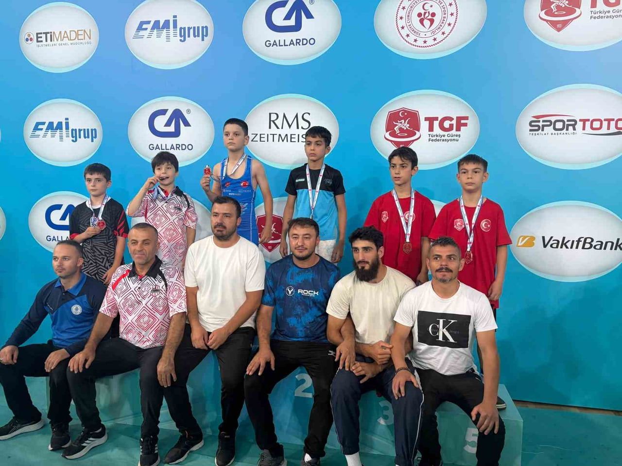 ANKARA'DA DÜZENLENEN MİNİKLER U11 GÜREŞ TÜRKİYE ŞAMPİYONASI'NDA MÜCADELE EDEN ESKİŞEHİRLİ SPORCU...