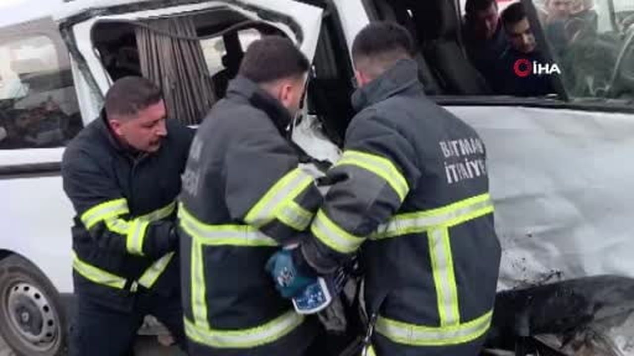 Batman'da iki minibüs çarpıştı: 9 yaralı