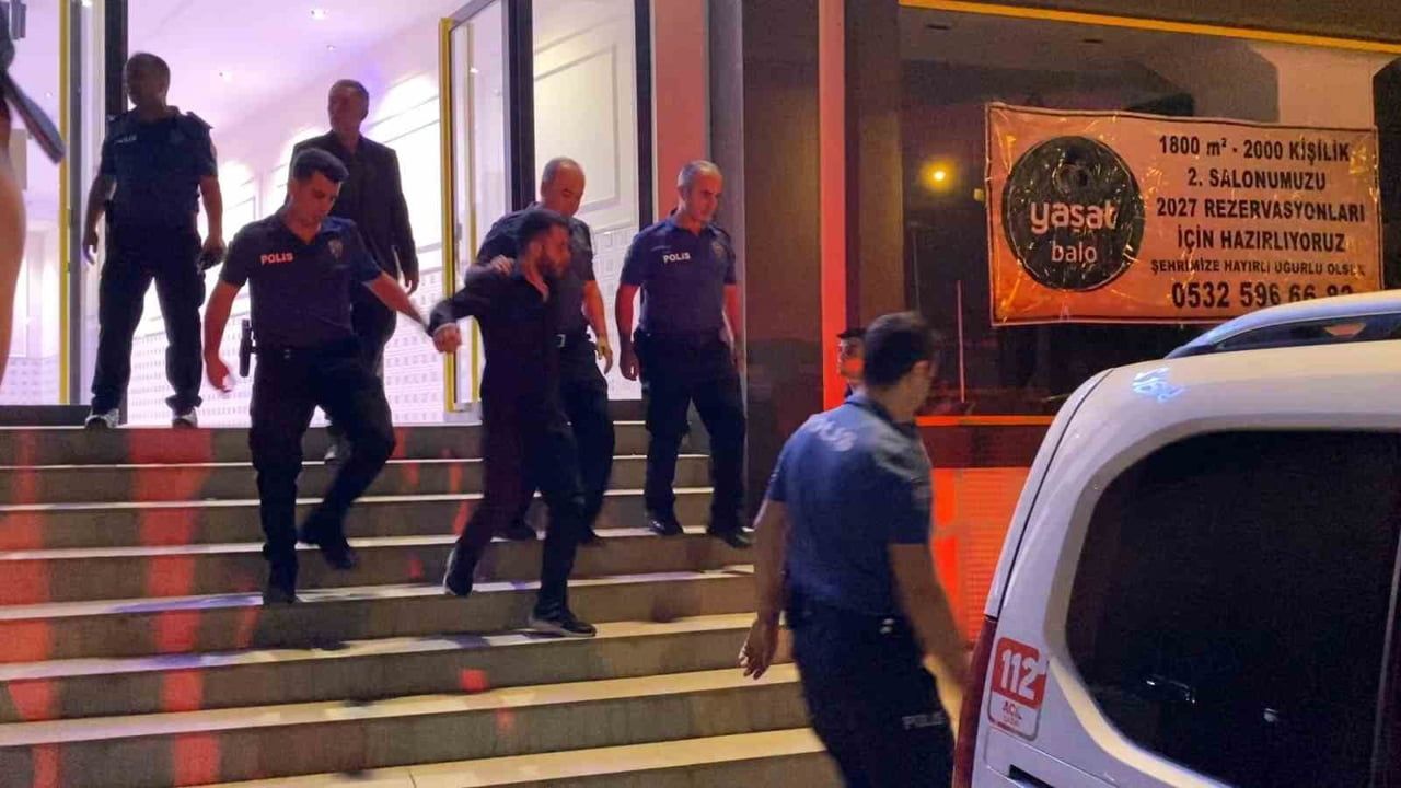 BURSA’NIN İNEGÖL İLÇESİNDE BİR DÜĞÜN SALONUNDA İKİ GRUP ARASINDA ÇIKAN KAVGA, BIÇAKLI SALDIRIYA...