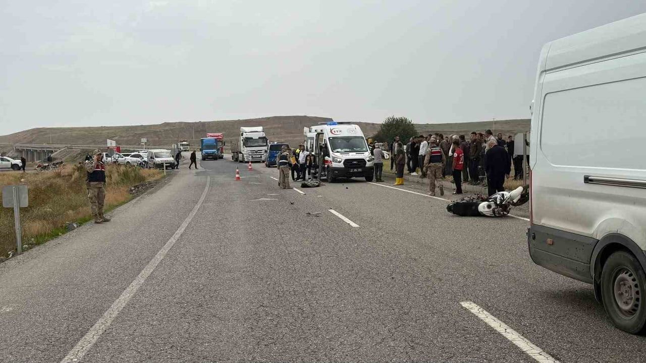 DİYARBAKIR’IN BİSMİL İLÇESİNDE, MİNİBÜS İLE MOTOSİKLETİN ÇARPIŞMASI SONUCU MEYDANA GELEN TRAFİK...