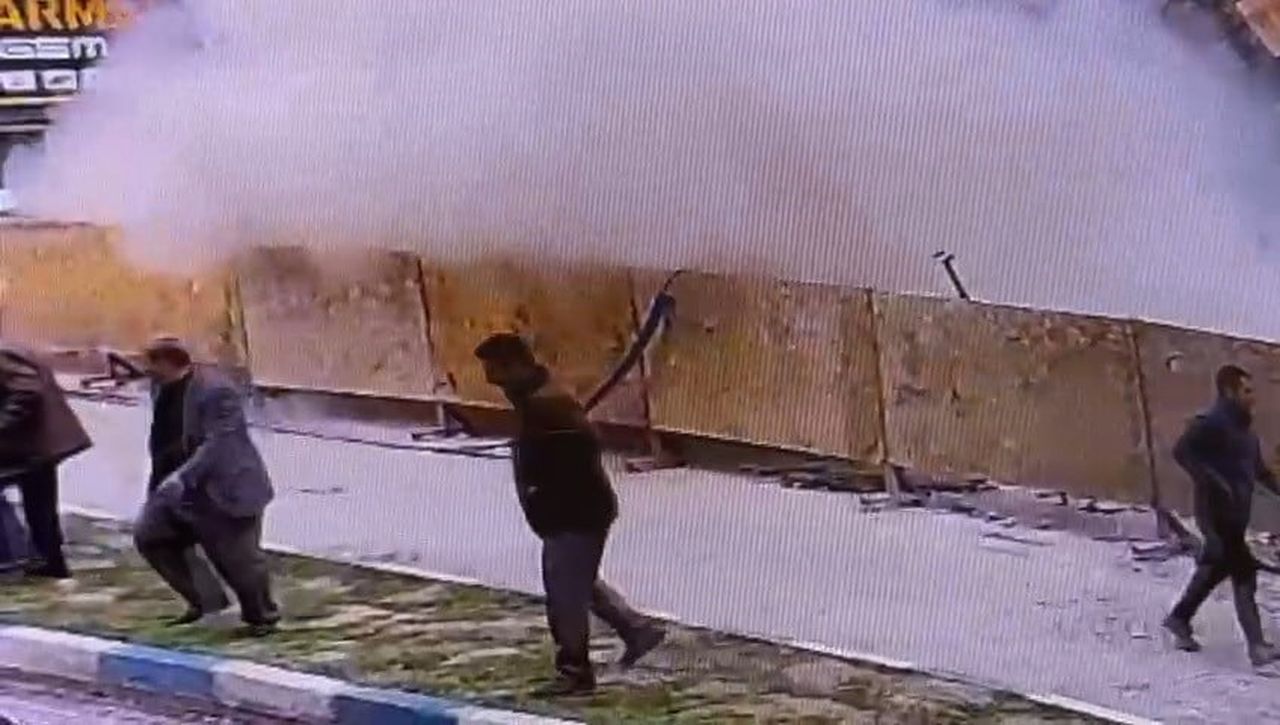 VAN’DA KAZI ALANININ YANINDAKİ LOKANTANIN ÇÖKME ANI GÜVENLİK KAMERASINA YANSIDI