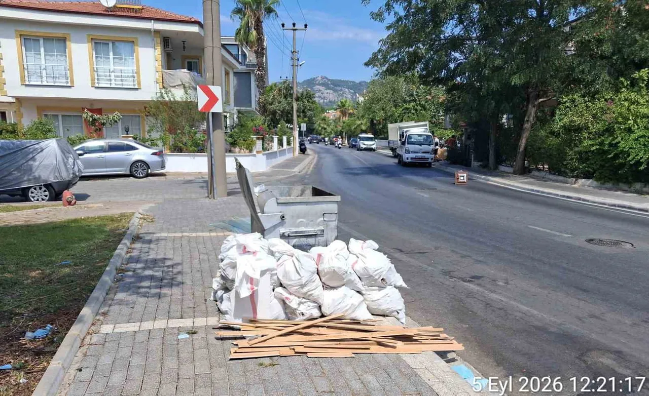 MUĞLA'NIN MARMARİS İLÇESİNDE ÇÖP KONTEYNERİNİN YANINA MOLOZ DÖKEN BİR KİŞİ, BELEDİYENİN KAMERA...