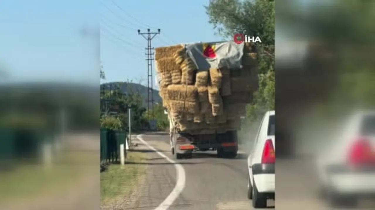 Saman balyalarının kamyondan düştüğü anlar kamerada