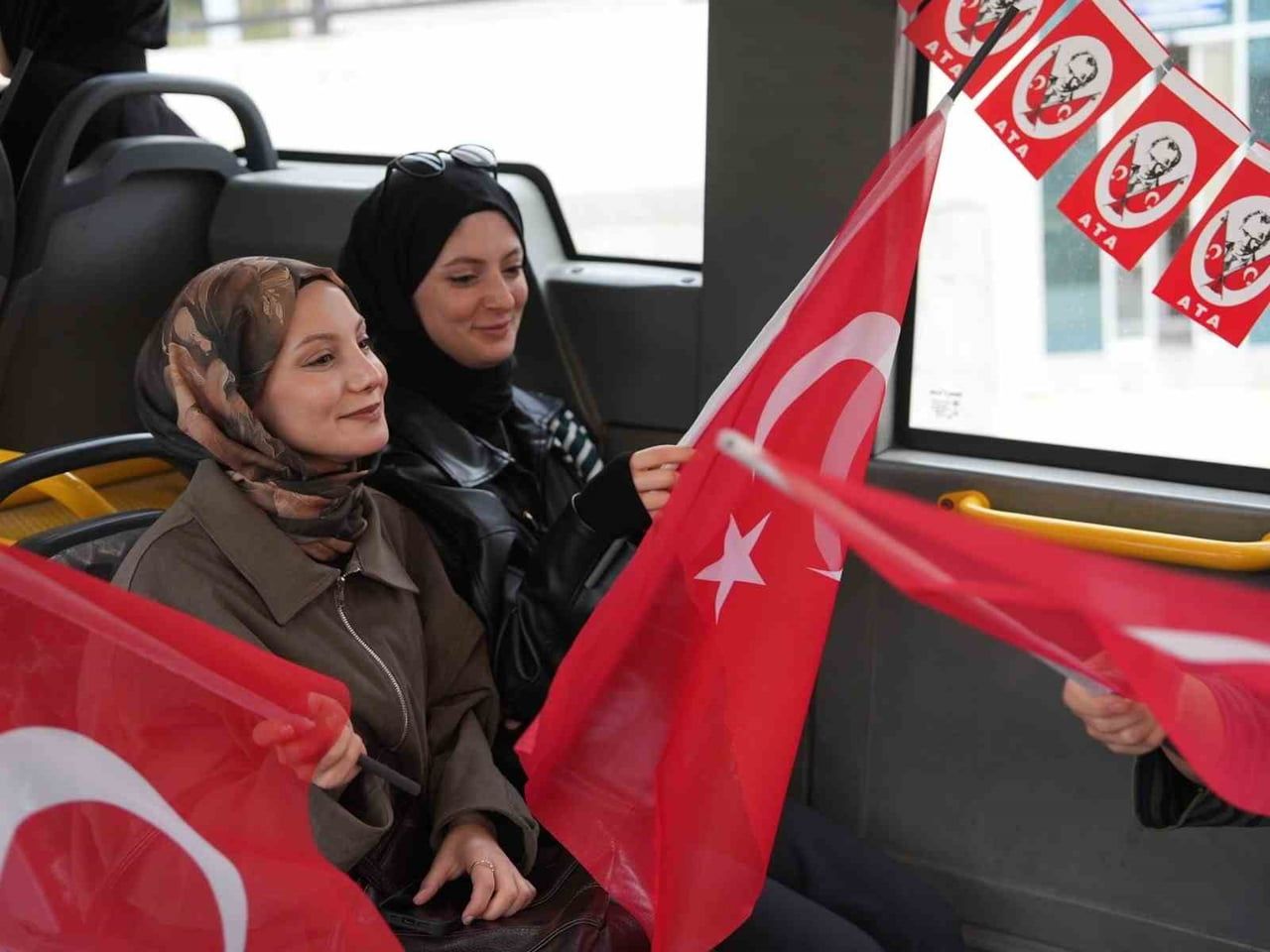 DÜZCE BELEDİYESİ 29 EKİM CUMHURİYET BAYRAMI DOLAYISIYLA GERÇEKLEŞTİRDİĞİ SÜRPRİZLE, YOLCULARA...