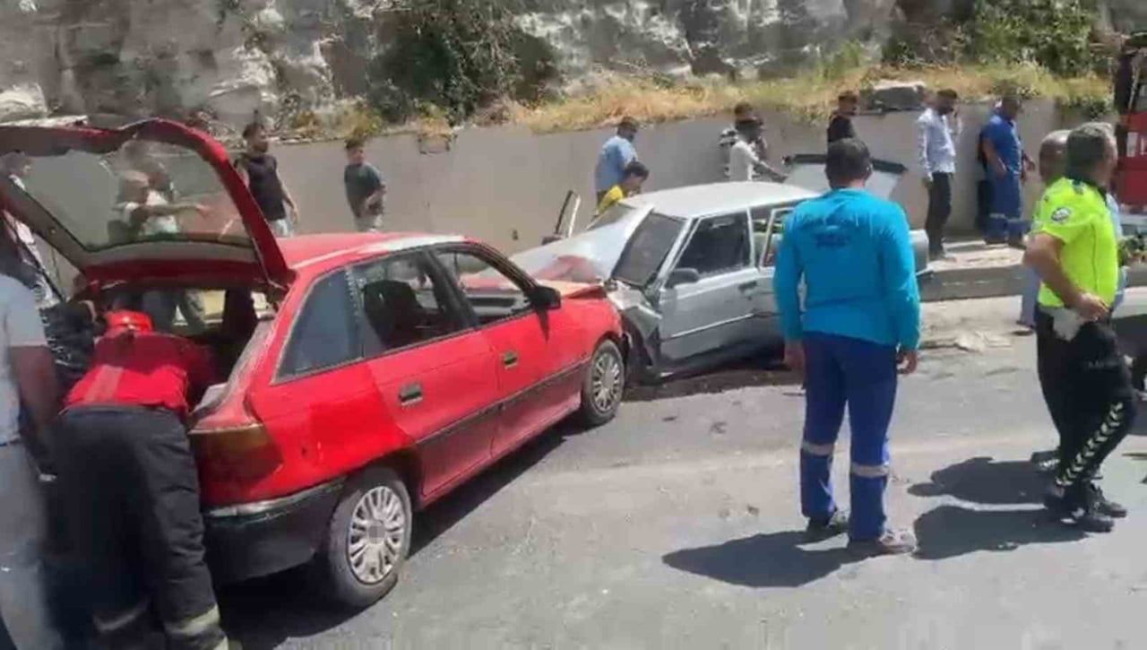 ŞANLIURFA'DA OTOMOBİLLER KAFA KAFAYA ÇARPIŞTI: 3 YARALI