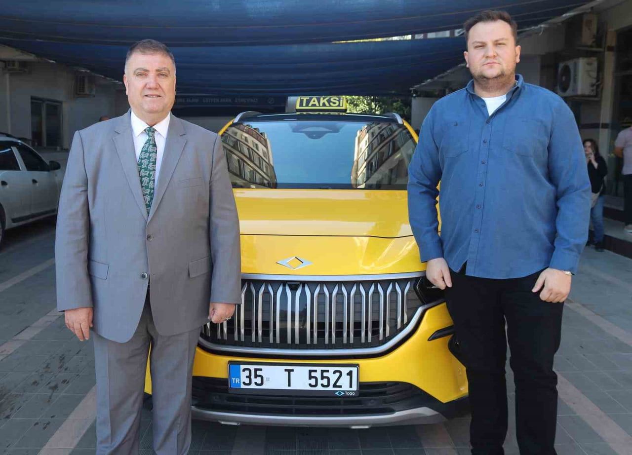 İZMİR ŞOFÖRLER VE OTOMOBİLCİLER ESNAF ODASI BAŞKANI ERKAN ÖZKAN (SOLDA) VE TAKSİ ŞOFÖRÜ...