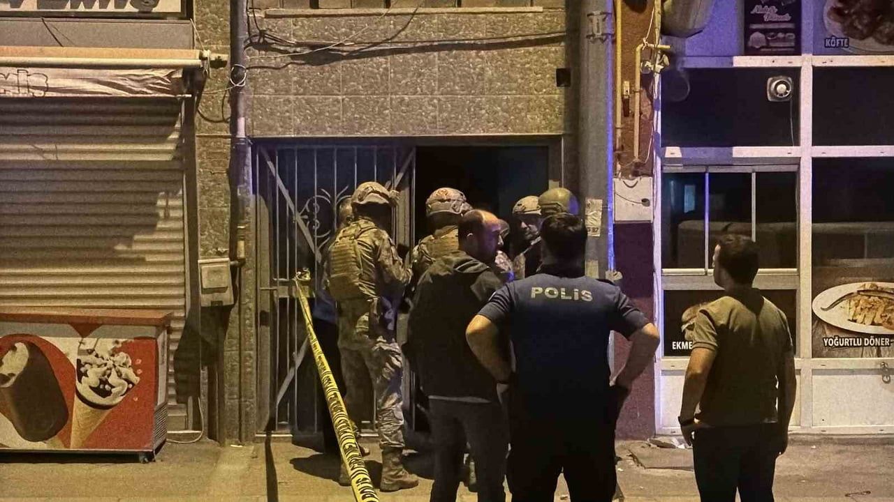 ESKİŞEHİR’DE AİLESİYLE TARTIŞTIKTAN SONRA ÇATIYA ÇIKAN ŞAHIS, BİTİŞİK BİNALARIN ÇATISINDA 1 SAAT...