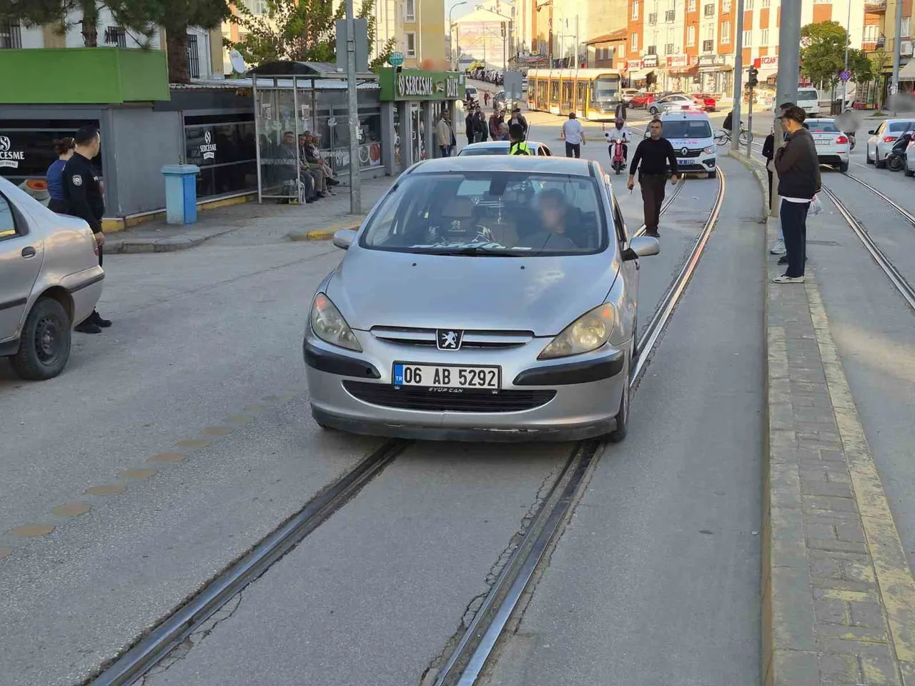 ESKİŞEHİR'DE OTOMOBİL ÇARPMASI SONUCU YARALANAN YAŞLI KADIN HASTANEYE KALDIRILDI.