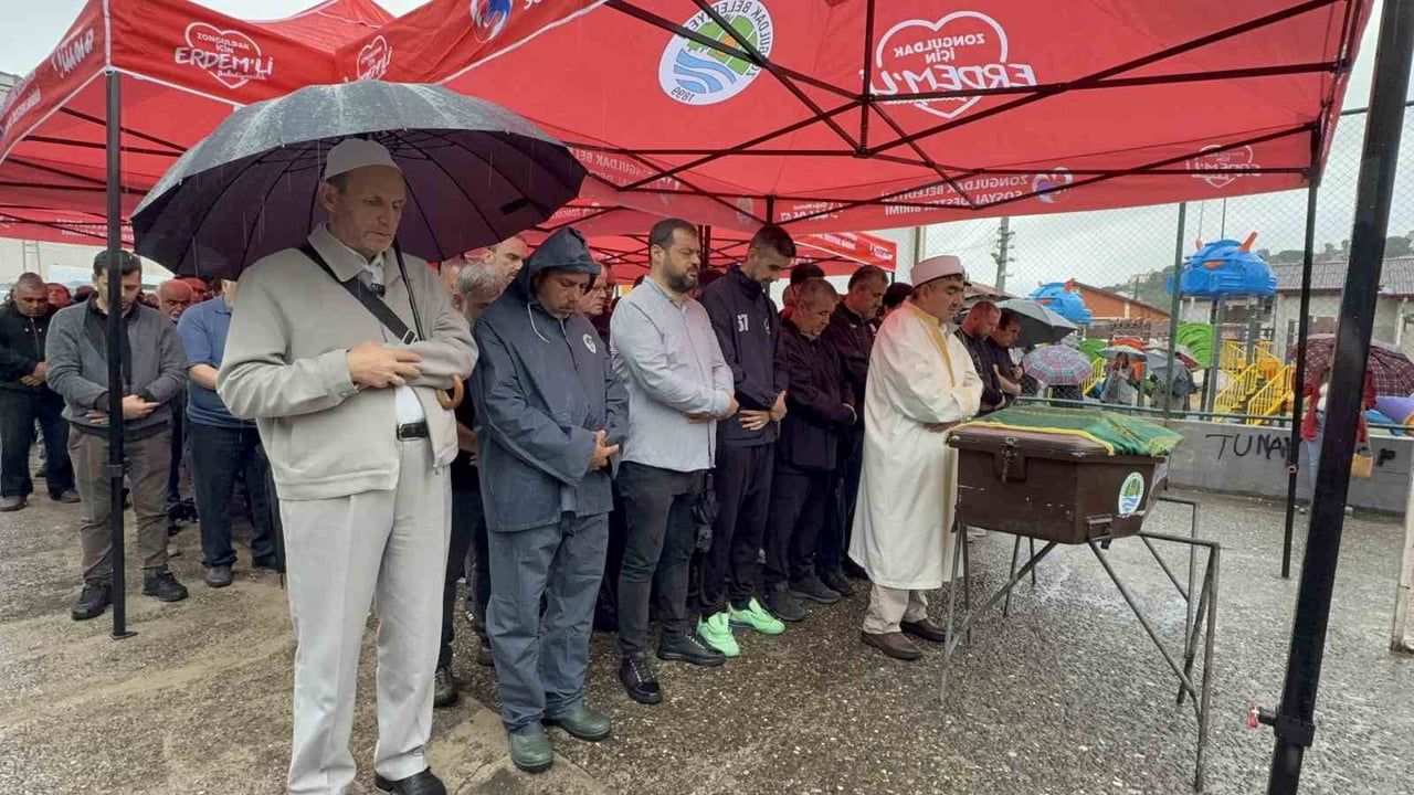 KADİR KAMİLÇELEBİ'NİN CENAZESİ, BUGÜN MEMLEKETİ ZONGULDAK'TAKİ TEPEBAŞI CAMİİ'NDE ÖĞLE NAMAZINI...