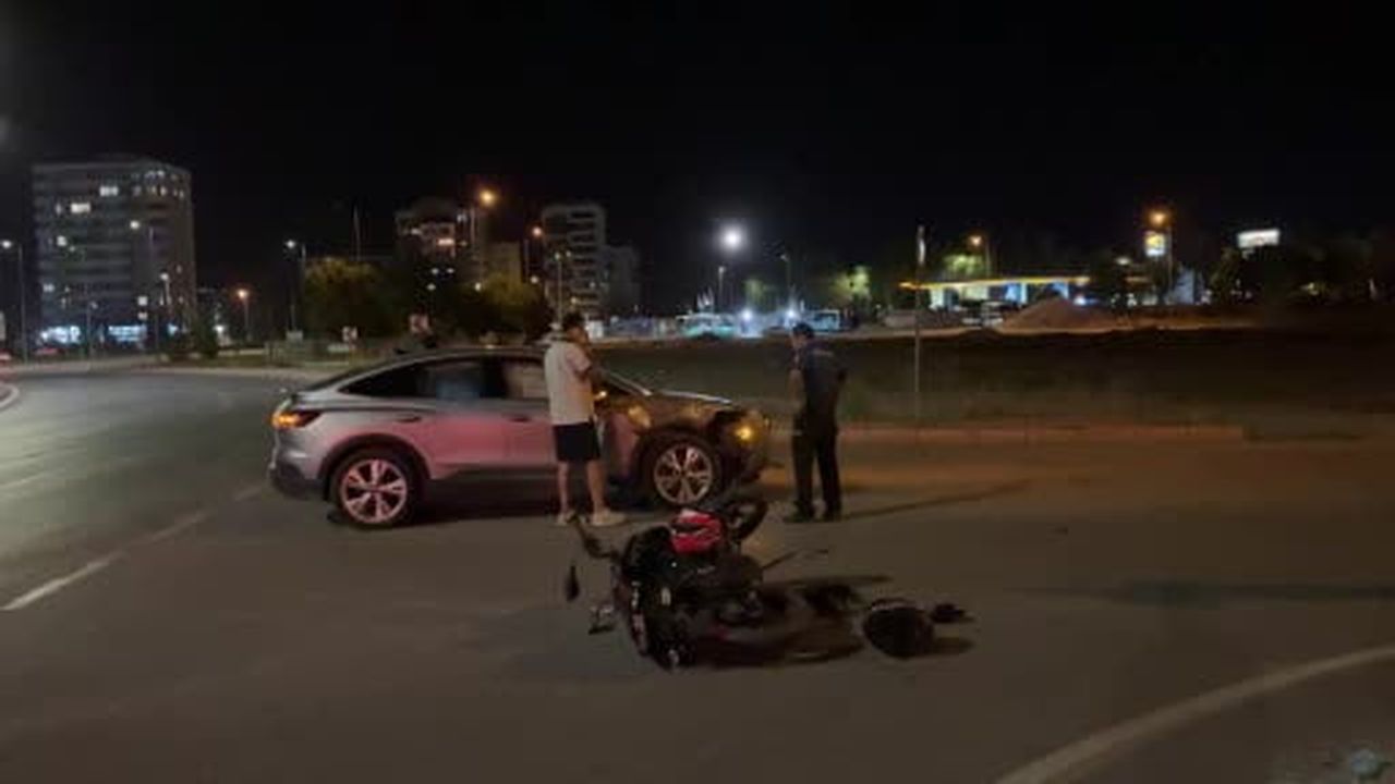 Kayseri’de otomobille çarpışan motosiklet sürücüsü yaralandı