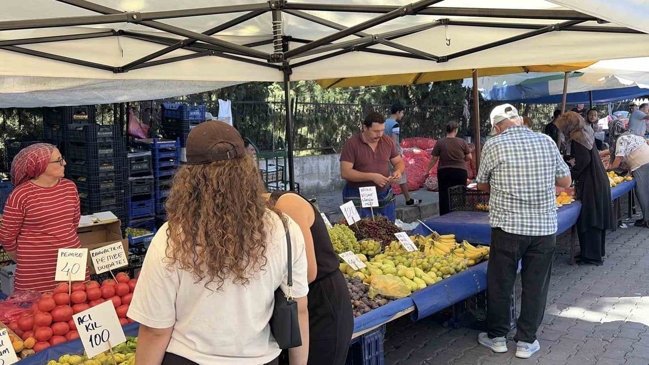 KIRKLARELİ'NDE SEMT PAZARLARINDA MEYVE VE SEBZE FİYATLARINDAN HEM VATANDAŞLAR HEM DE PAZARCI...