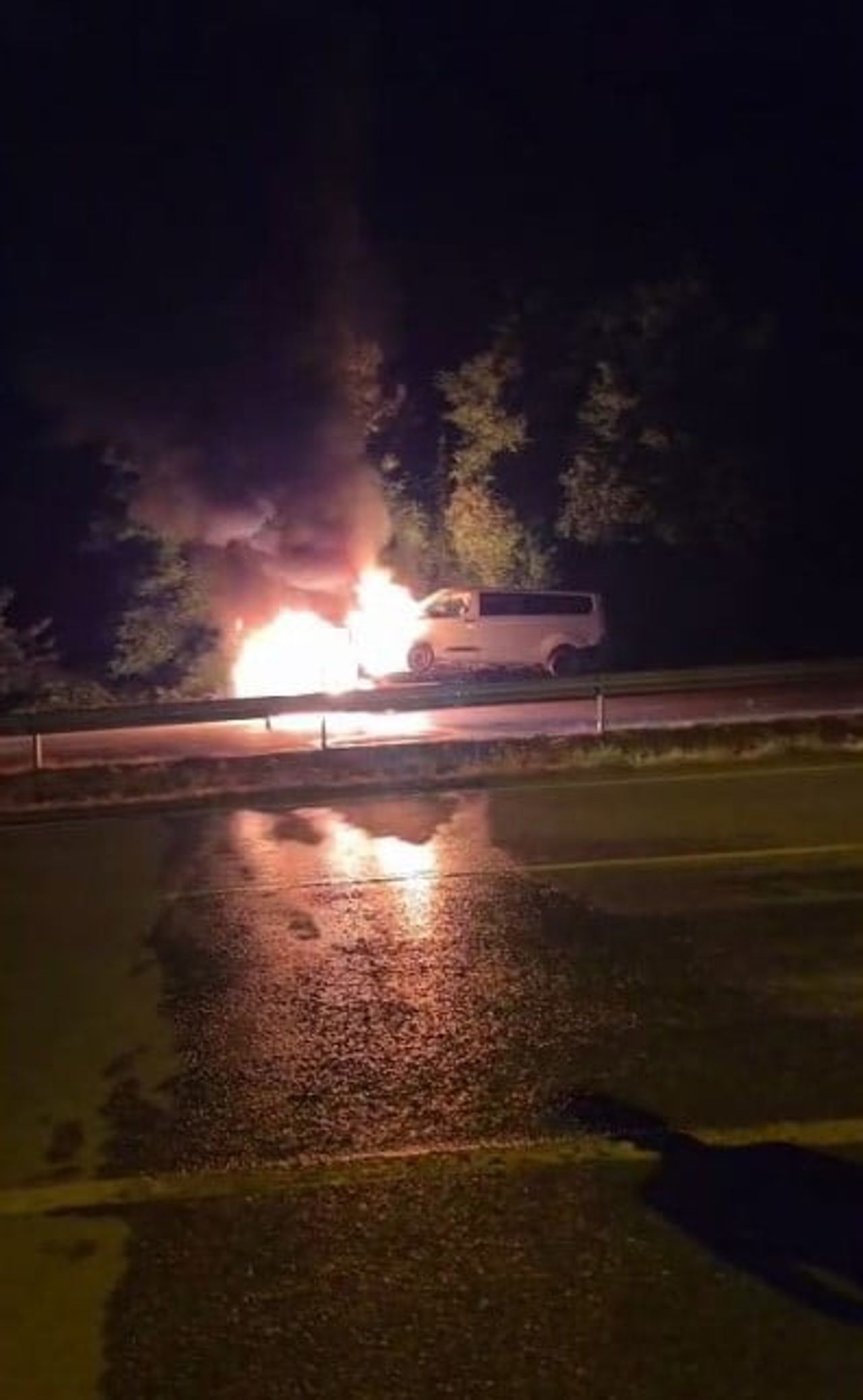 ALAÇAM İLÇESİNDE SEYİR HALİNDEKİ KAMYONET YÜKLÜ ÇEKİCİ, MOTOR BÖLÜMÜNDE ÇIKAN YANGINDA KÜLE...