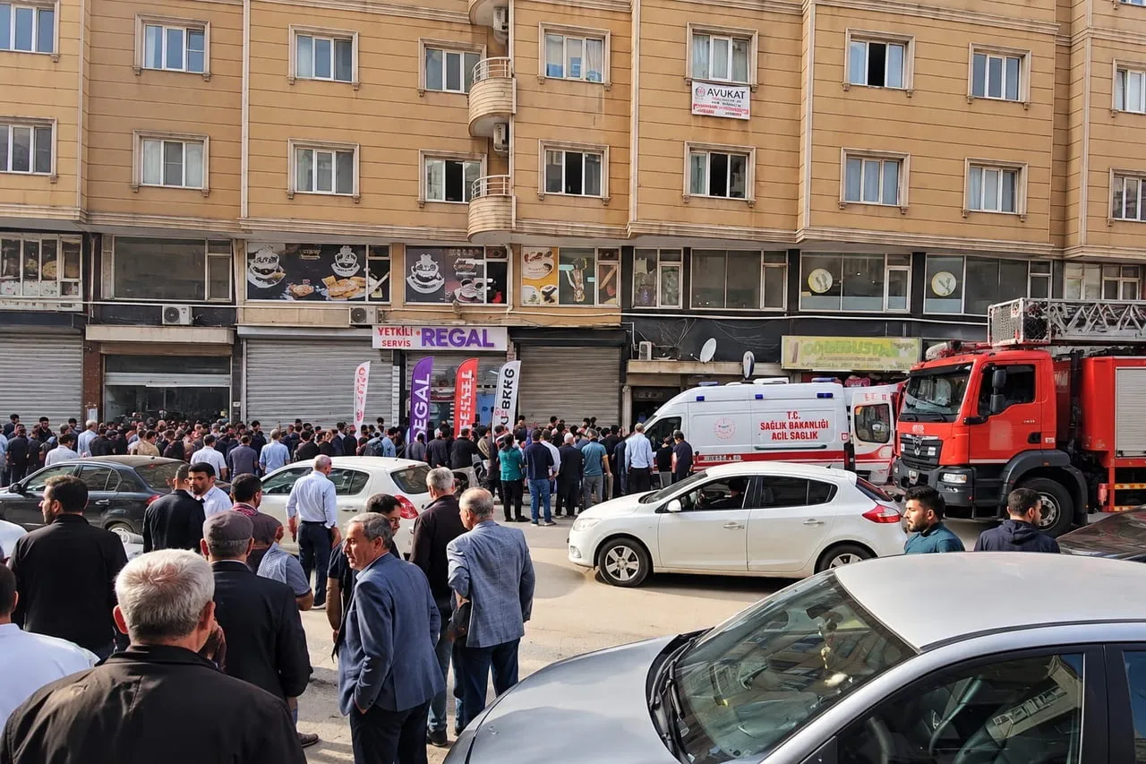 MARDİN'İN KIZILTEPE İLÇESİNDE ASANSÖR KABİNİNİN ÇÖKMESİ SONUCU 2 İŞÇİ YARALANDI. İHBAR ÜZERİNE...