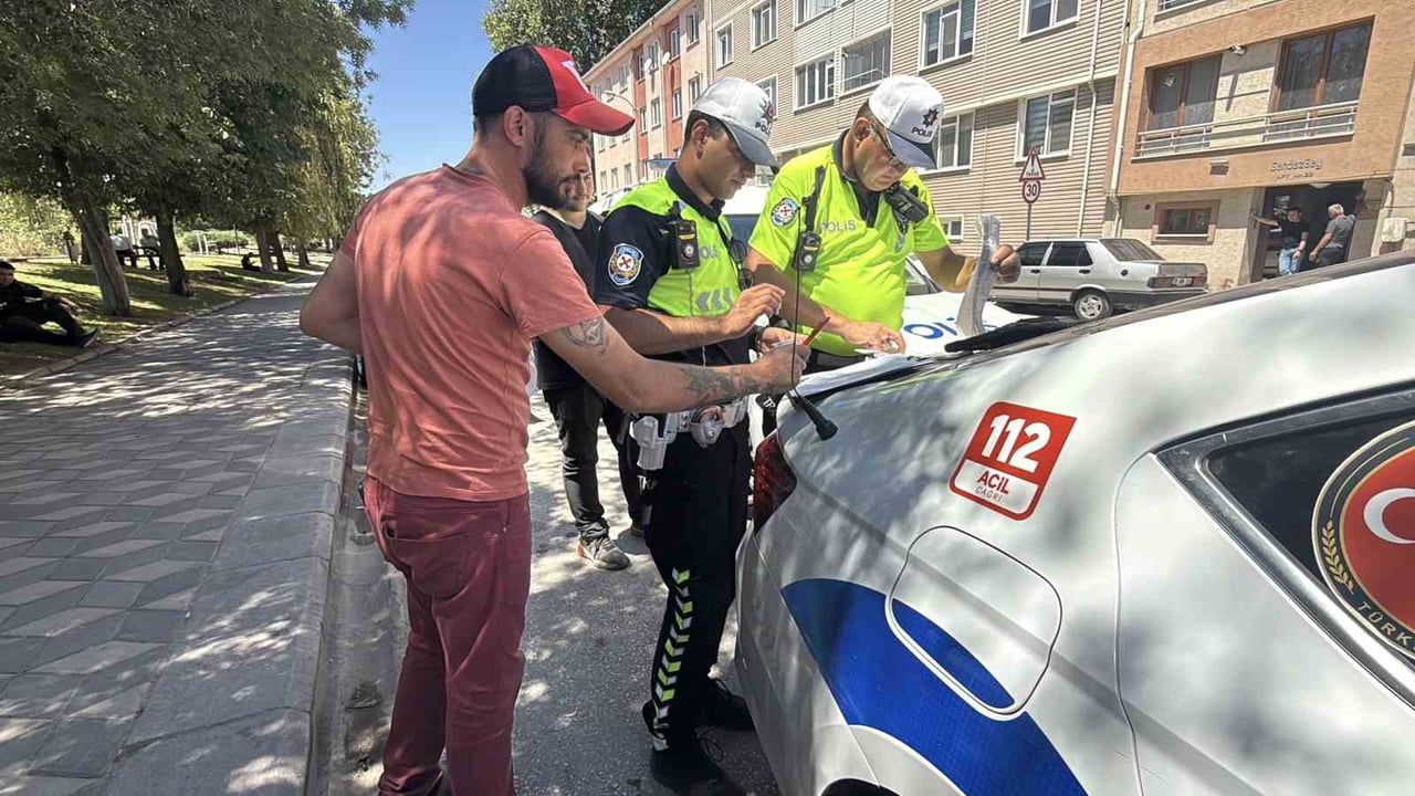 ESKİŞEHİR’DE POLİS EKİPLERİNCE GERÇEKLEŞTİRİLEN DENETİMLERDE SAHTE PLAKA KULLANDIĞI TESPİT EDİLEN...