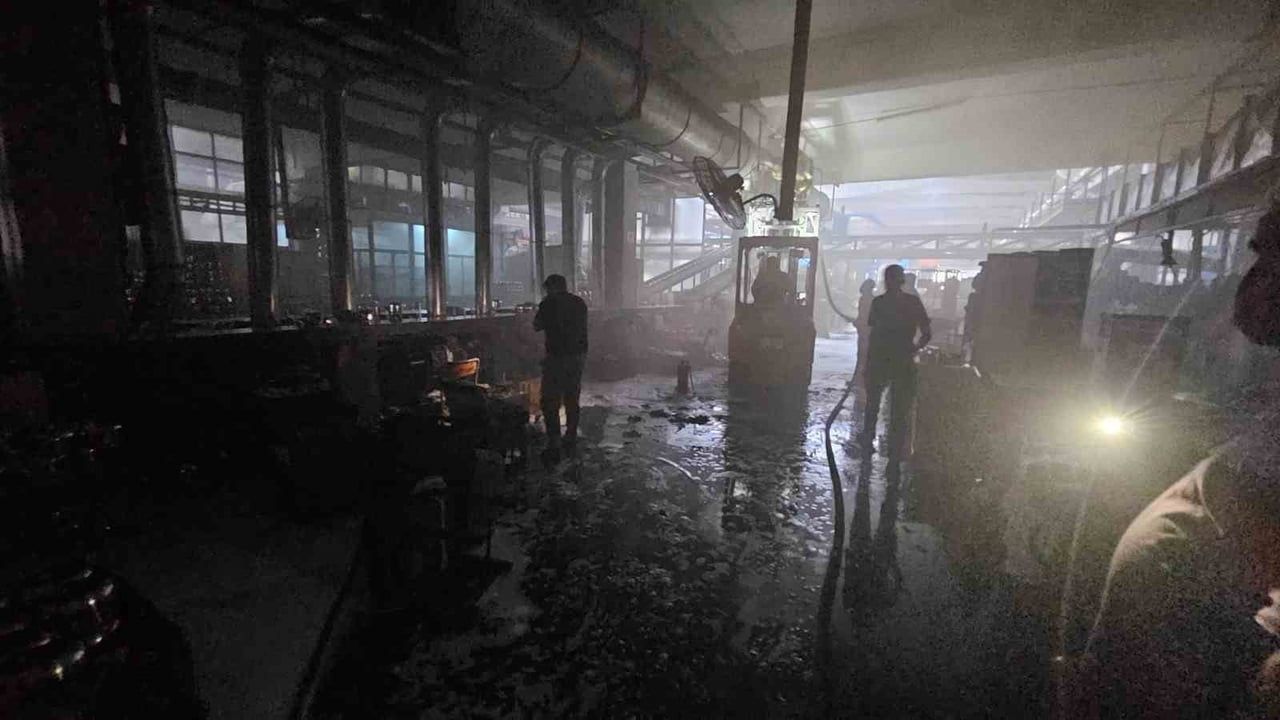 KAHRAMANMARAŞ'TA ÇELİK MUTFAK EŞYA ÜRETİMİ YAPAN FABRİKADA ÇIKAN YANGIN EKİPLERİN MÜDAHALESİYLE...