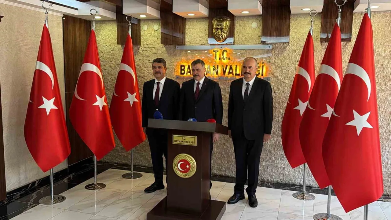 İÇİŞLERİ BAKANI MUSTAFA ÇİFTÇİ, BATMAN VALİLİĞİNİ ZİYARET EDEREK VALİLİK ŞEREF DEFTERİNİ...