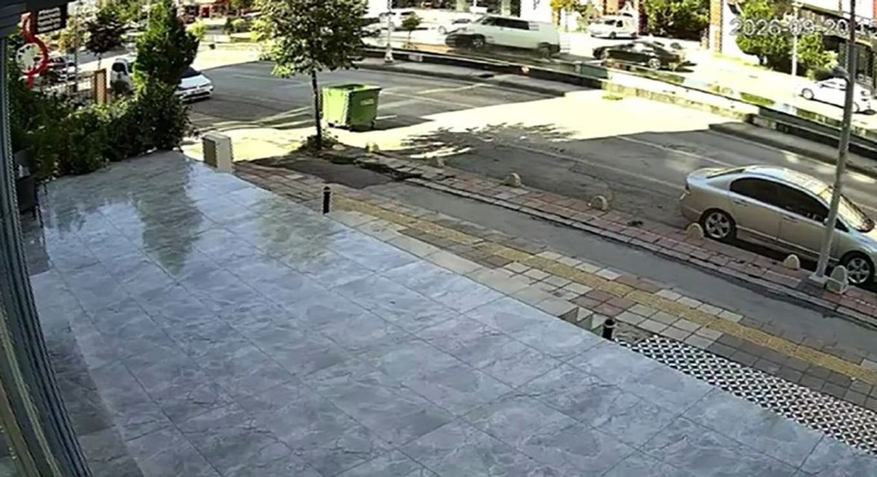 MALATYA’DA MİNİBÜSÜN KARŞI ŞERİDE GEÇTİĞİ KAZADA MOTOKURYE SANİYELERLE KURTULDU