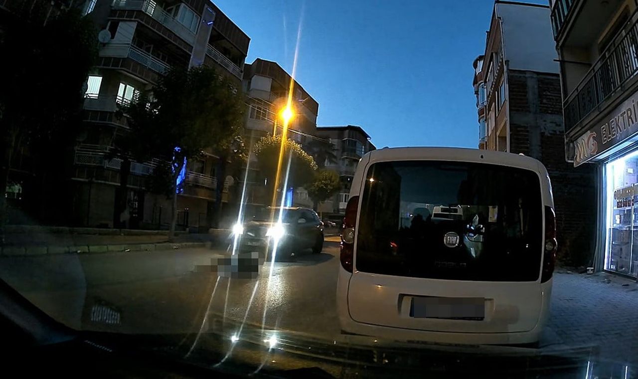 MUSTAFAKEMALPAŞA İLÇESİNDE YOLUN KARŞISINA GEÇMEK İSTEYEN 72 YAŞINDAKİ KADINA OTOMOBİL...