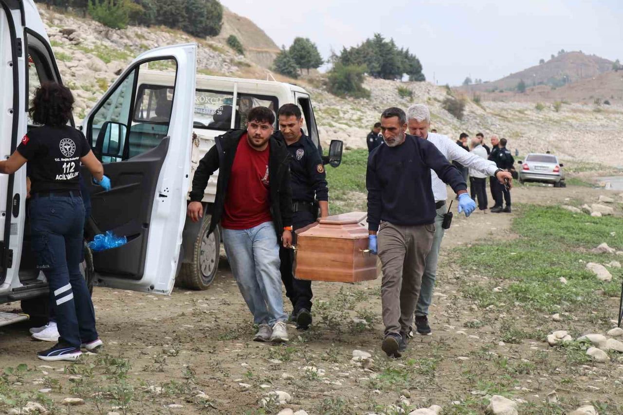 ENİZLİ’NİN PAMUKKALE İLÇESİNDE BARAJ GÖLETİNDE SU YÜZEYİNDE BULUNAN VE VÜCUDUNDA DARP İZLERİ...
