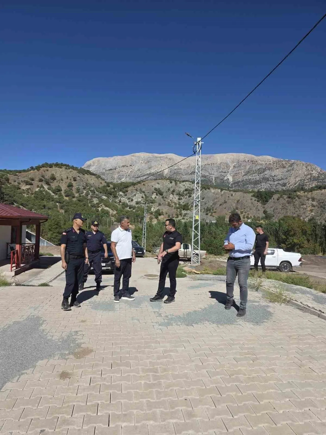 ADIYAMAN’IN GÖLBAŞI İLÇESİNDE KALICI DEPREM KONUTLARININ ÇEVRESİNDE SÜRDÜRÜLEN TAŞ DUVAR YAPIM...