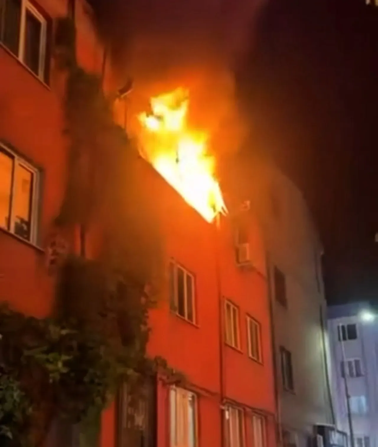 BURSA'DA EŞİNİN EVİ TERK ETMESİ SEBEBİYLE ALKOL ALAN GENÇ ADAMIN KOLTUKTA UNUTTUĞU SİGARA YANGINA...