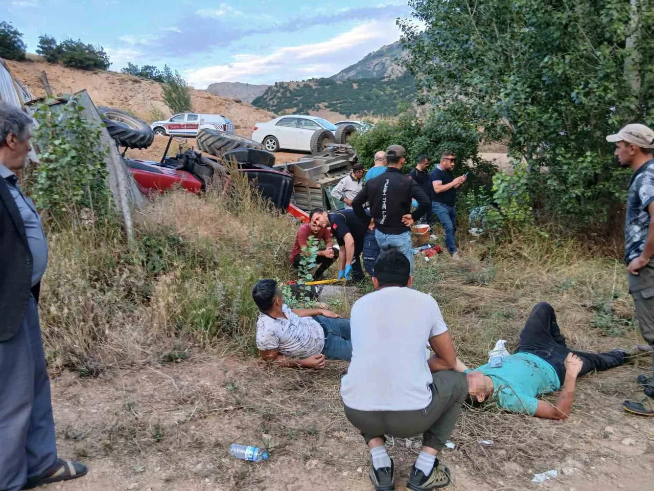 SİVAS’IN SUŞEHRİ İLÇESİNDE KONTROLDEN ÇIKARAK ŞARAMPOLE DEVRİLEN TRAKTÖRDE BULUNAN 4 KİŞİ...