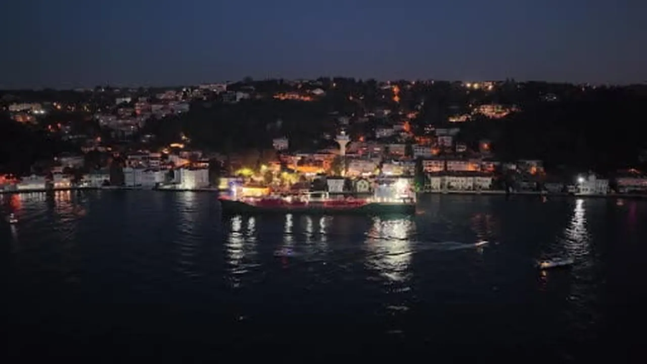İstanbul Boğazı’nda facianın eşiğinden dönüldü: Kimyasal madde taşıyan tanker kıyıya metreler kala...