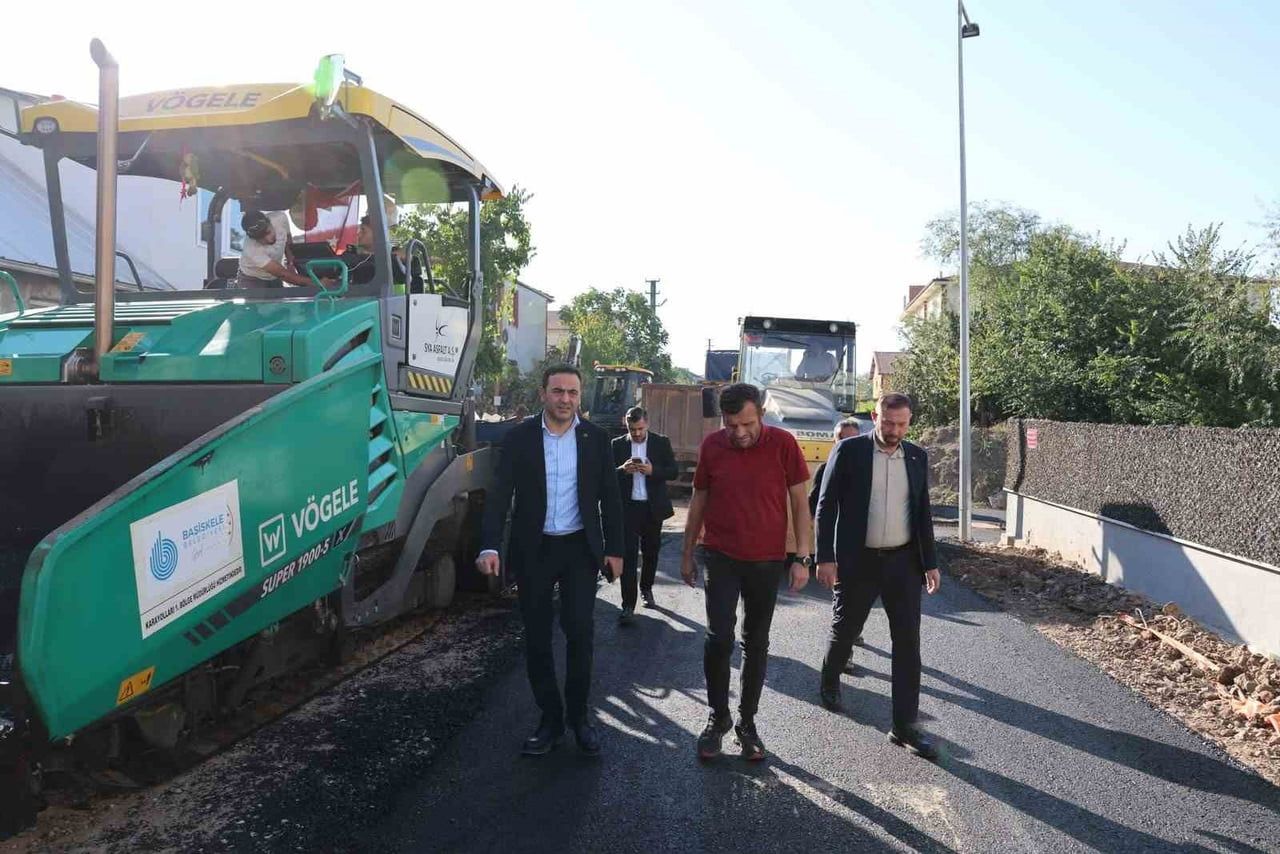 BAŞİSKELE BELEDİYESİ TARAFINDAN YEŞİLYURT MAHALLESİ'NDE SÜRDÜRÜLEN ASFALT ÇALIŞMALARIYLA YOLLARIN...