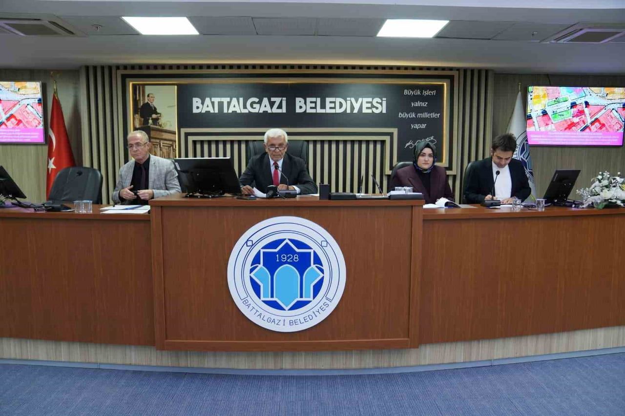 BATTALGAZİ’DE YOL ÇALIŞMALARI İLÇE GENELİNDE SÜRÜYOR
