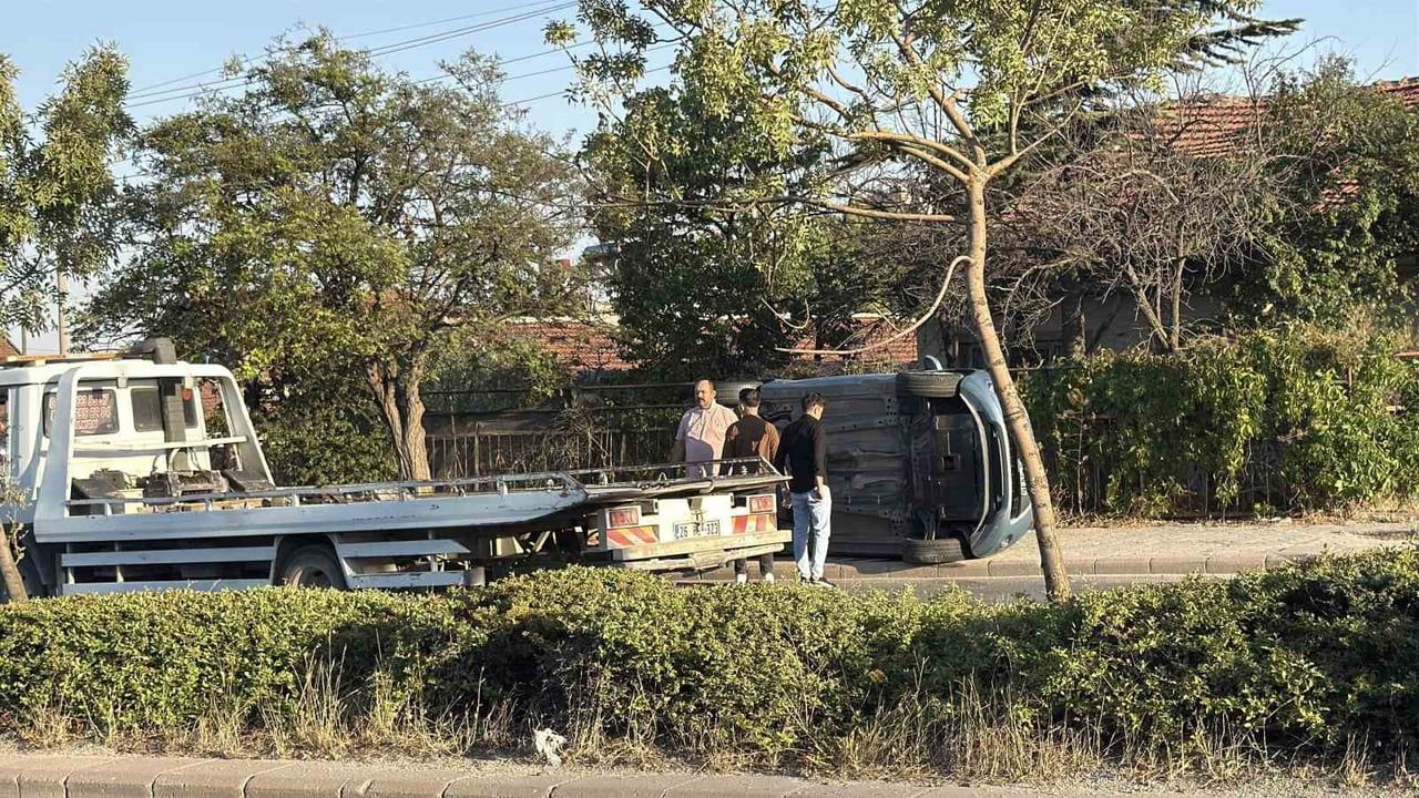 ESKİŞEHİR’E KONTROLDEN ÇIKAN OTOMOBİL KALDIRIMA YAN YATTI
