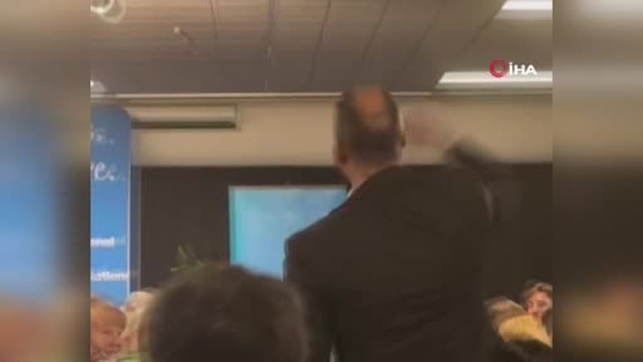 Yeni Zelanda Başbakanı Christopher Luxon'u katıldığı bir toplantıda protesto eden aktivist...