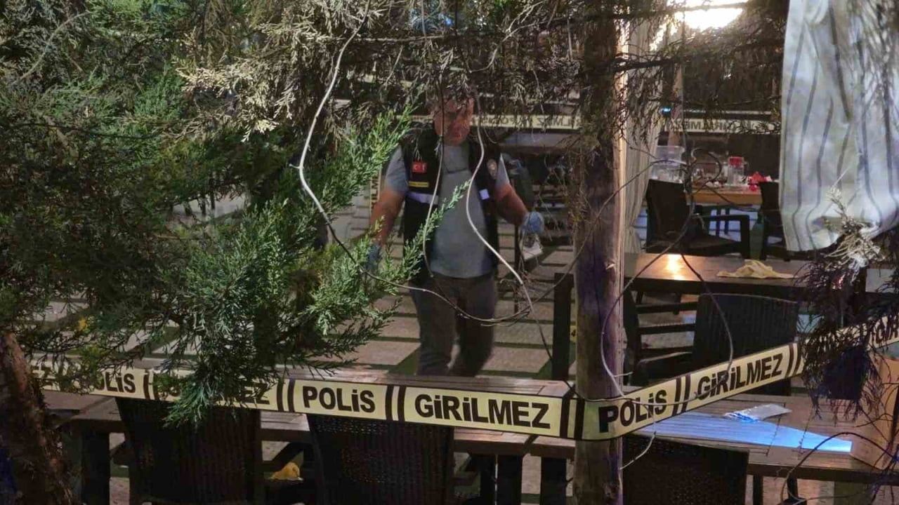 ANTALYA'NIN MURATPAŞA İLÇESİNDE DÜN GECE MEYDANA GELEN SİLAHLI SALDIRIDA 3 KİŞİ YARALANDI.