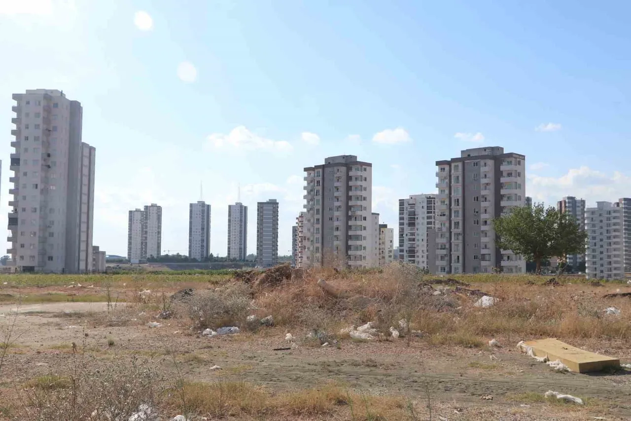 ADANA'DA İKLİM DEĞİŞİKLİĞİ, BAKIMSIZ PARKLAR VE BOŞ ARAZİLER NEDENİYLE POPÜLASYONU ARTAN CIRCIR...