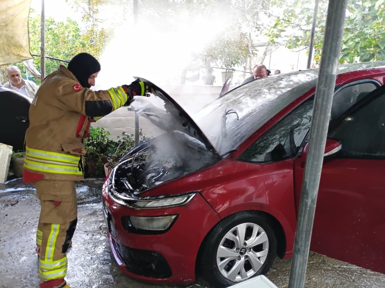 SİNOP’TA EVİNİN ÖNÜNDE OTOMOBİLİNİ YIKAYAN SÜRÜCÜNÜN ARACI ALEV ALDI. İTFAİYE EKİPLERİNİN...