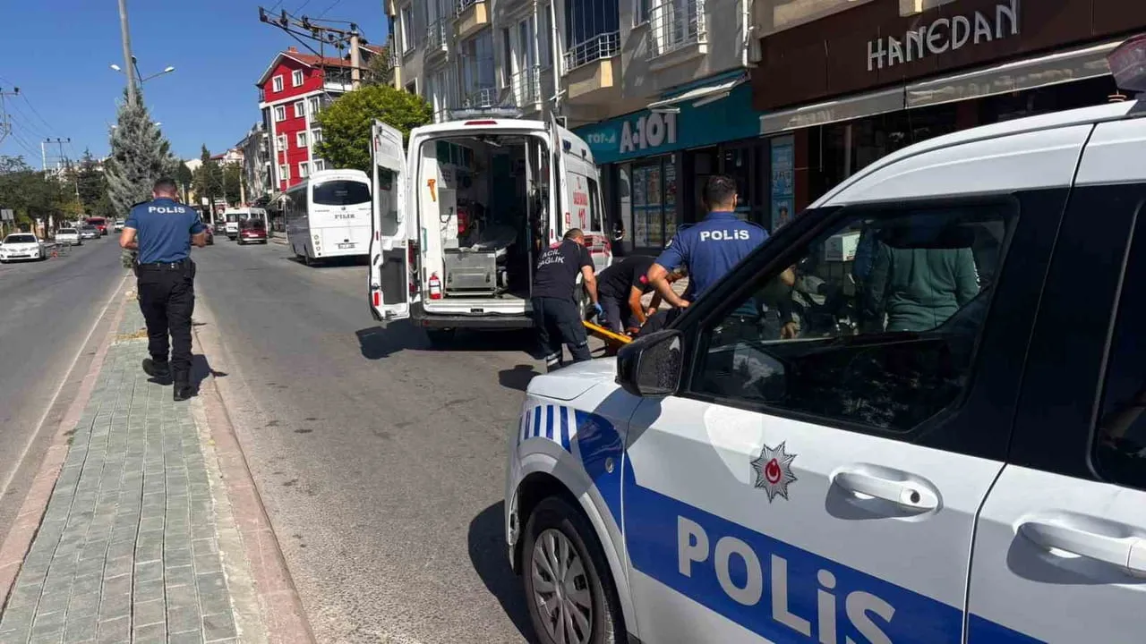 KÜTAHYA'DA PARK HALİNDEYKEN ANİDEN KAPISI AÇILAN OTOMOBİLE BİR MOTOSİKLETİN ÇARPMASI SONUCU...
