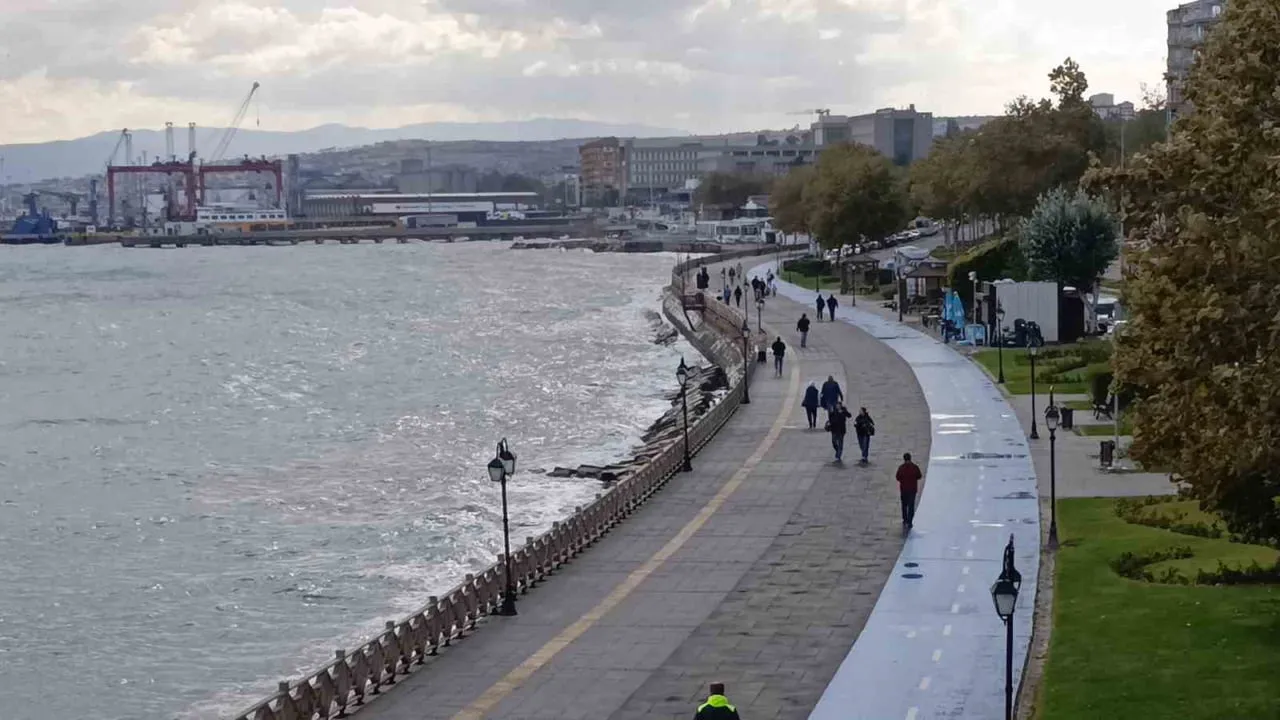 METEOROLOJİ GENEL MÜDÜRLÜĞÜ, MARMARA VE KUZEY EGE BÖLGELERİNDE ETKİLİ OLMASI BEKLENEN KUVVETLİ VE...