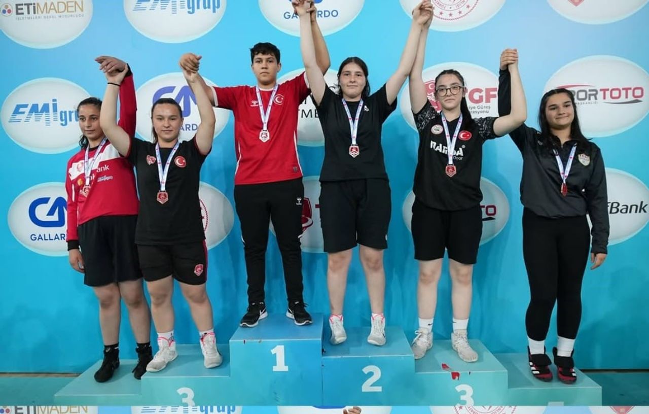 YÜSRA ÇALIŞKAN (SOLDAN İKİNCİ), ANKARA’DA DÜZENLENEN U14 KADINLAR TÜRKİYE GÜREŞ ŞAMPİYONASI’NDA 73...