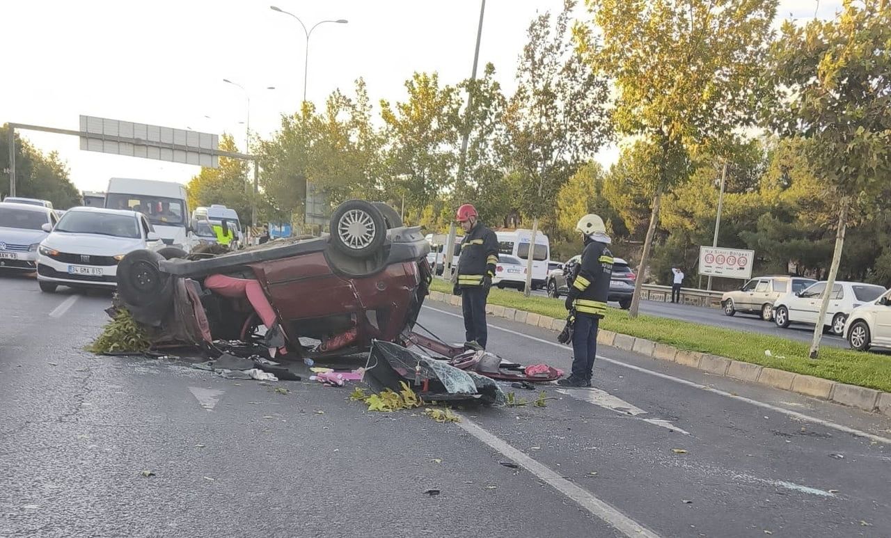 KONTROLDEN ÇIKAN OTOMOBİL TAKLA ATARAK KARŞI ŞERİDE GEÇTİ: 3 YARALI