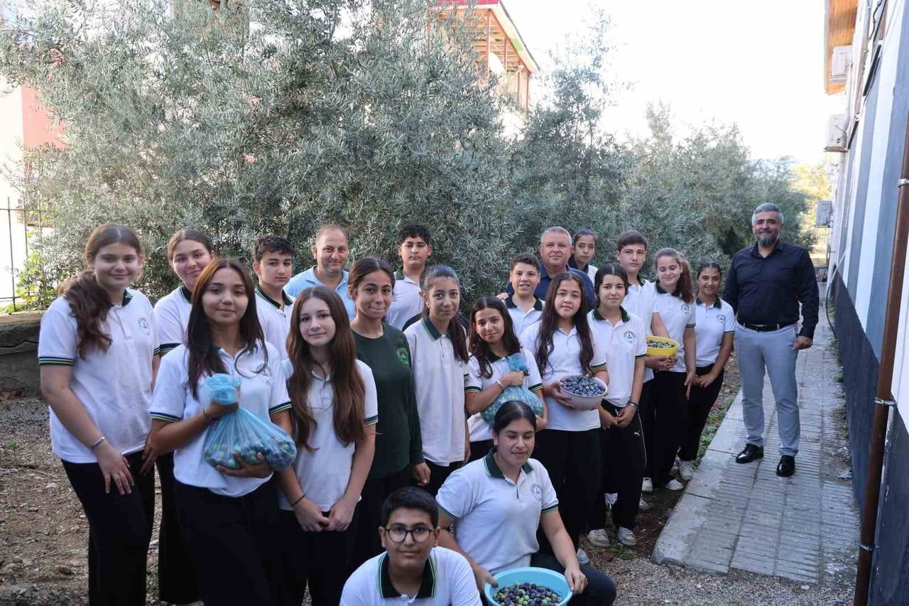 YILLAR SONRA AYNI AĞAÇLARIN BAŞINDA BULUŞAN ÖĞRENCİLER, HEM GEÇMİŞİ YAD ETTİ HEM DE KENDİ...
